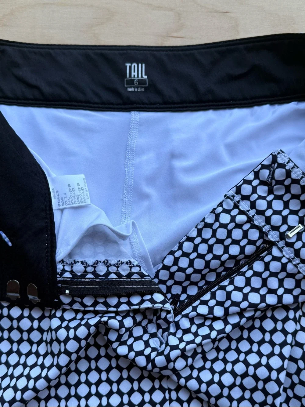 Tail Women's Golf Skort Black White Geometric Print Athletic Tennis Skirt size 6